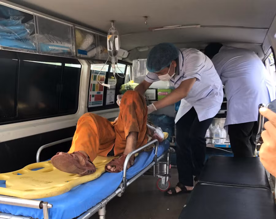 Nạn nhân được nhân viên y tế sơ cứu và chuyển đi bệnh viện cấp cứu. Nạn nhân được nhân viên y tế sơ cứu và chuyển đi bệnh viện cấp cứu.