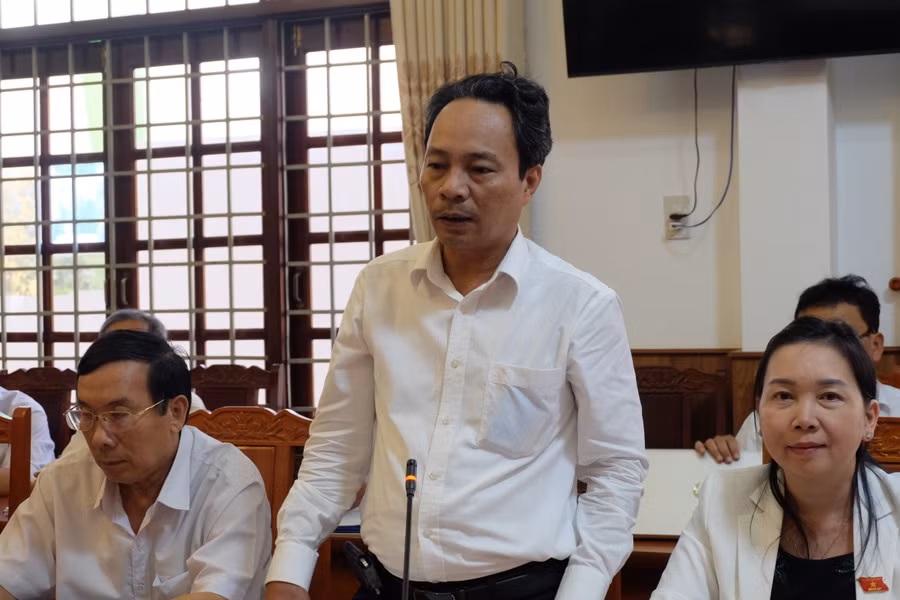 Ông Nguyễn Văn Hưng – Chủ tịch UBND huyện Phù Cát (tỉnh Bình Định) cho biết, ngân sách chi thường xuyên của huyện cho giáo dục là 53%. Ảnh: Hoàng Vinh.