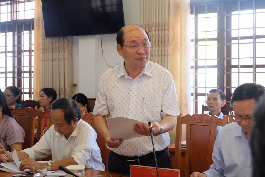 Ông Nguyễn Tấn Hưng – Trưởng Phòng GD&amp;ĐT huyện Phù Cát (tỉnh Bình Định) báo cáo tại buổi làm việc. Ảnh: Hoàng Vinh.