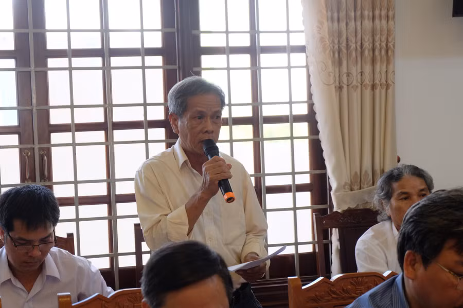 Thầy Nguyễn Minh Quang – Hiệu trưởng Trường THCS Cát Lâm nêu ý kiến tại buổi làm việc. Ảnh: Hoàng Vinh.