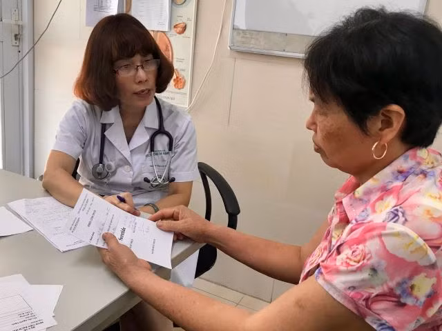 Bác sĩ khám và tư vấn cho bệnh nhân (BVCC).