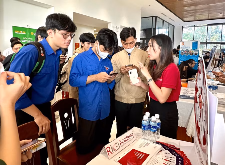 Sinh viên, đoàn viên thanh niên phỏng vấn tại ngày hội việc làm. (Ảnh: Hoàng Vinh)