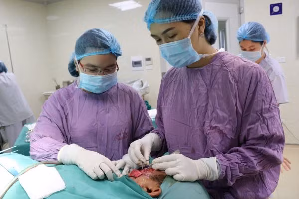 Nối thần kinh mặt bằng kính vi phẫu cho bệnh nhân (BVCC).
