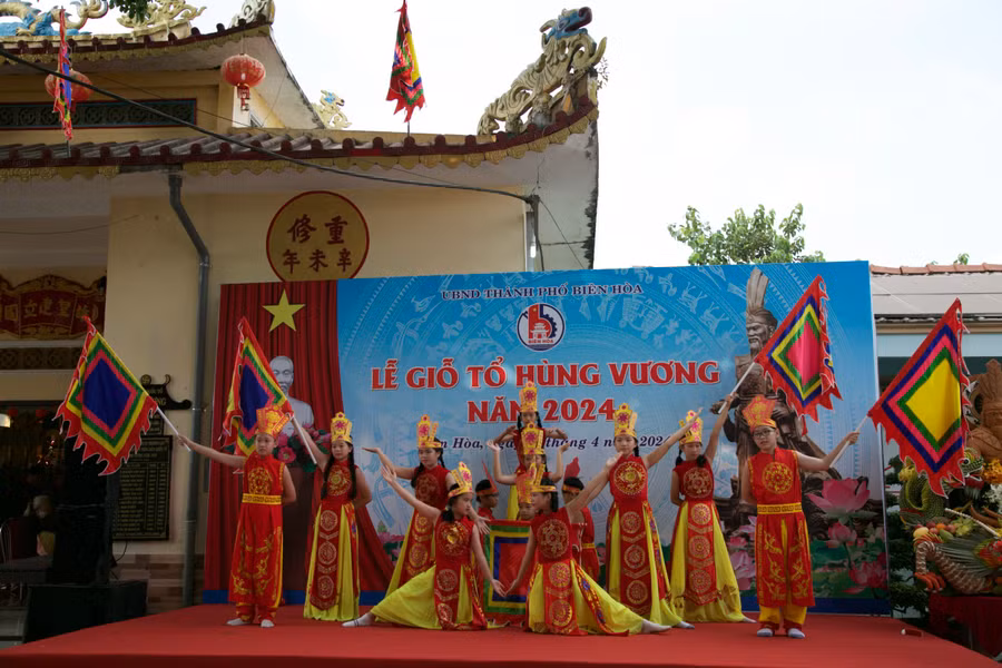 Các tiết mục văn nghệ tại buổi lễ. (Ảnh: Phúc Minh). Các tiết mục văn nghệ tại buổi lễ. (Ảnh: Phúc Minh).