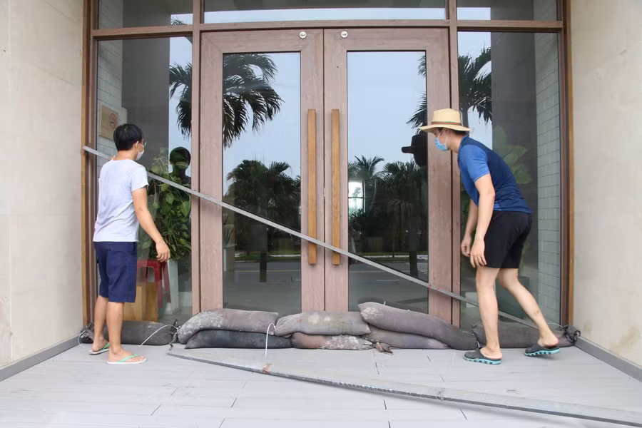 Người dân chằng chống nhà cửa.