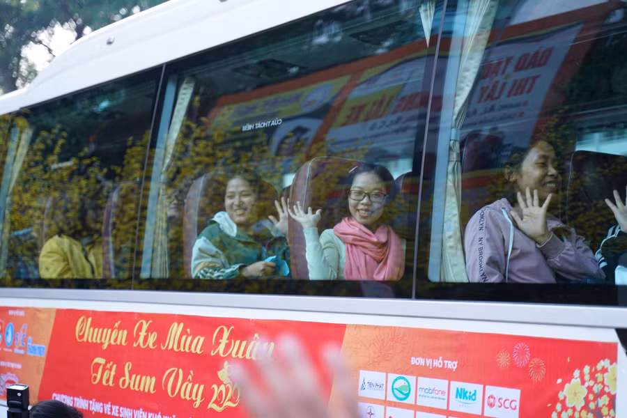 Sinh viên trên xe trước giờ khởi hành về quê dịp Tết Canh Tý 2020 - (Ảnh: Tâm Vinh)