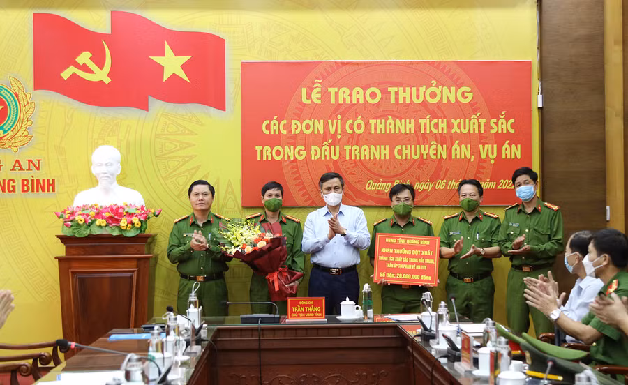 Chủ tịch UBND tỉnh Quảng Bình - Trần Thắng tặng hoa chúc mừng, thưởng nóng cho Phòng Cảnh sát điều tra tội phạm về ma túy.