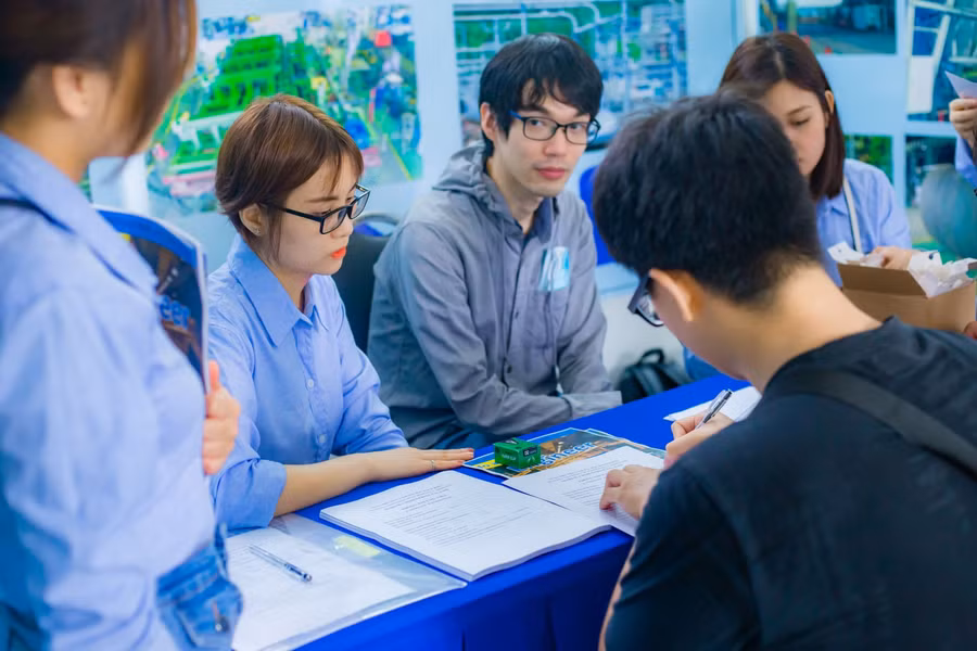 Các ứng viên tham gia đăng ký tuyển dụng trực tiếp tại ngày hội