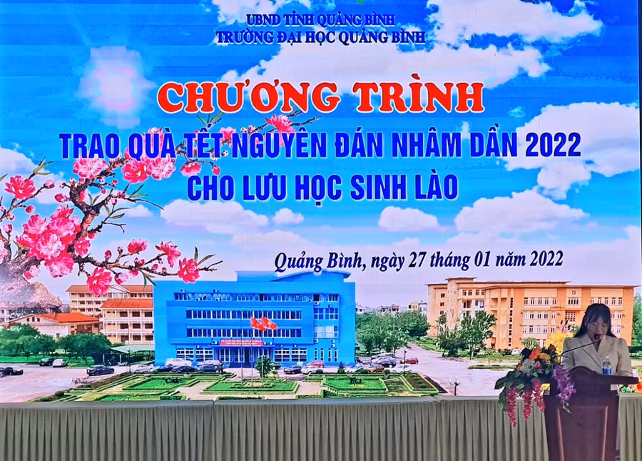 Đại diện cho LHS Lào phát biểu cảm ơn và chúc Tết đến cán bộ, giáo viên Trường Đại học Quảng Bình và đại biểu tham dự chương trình.