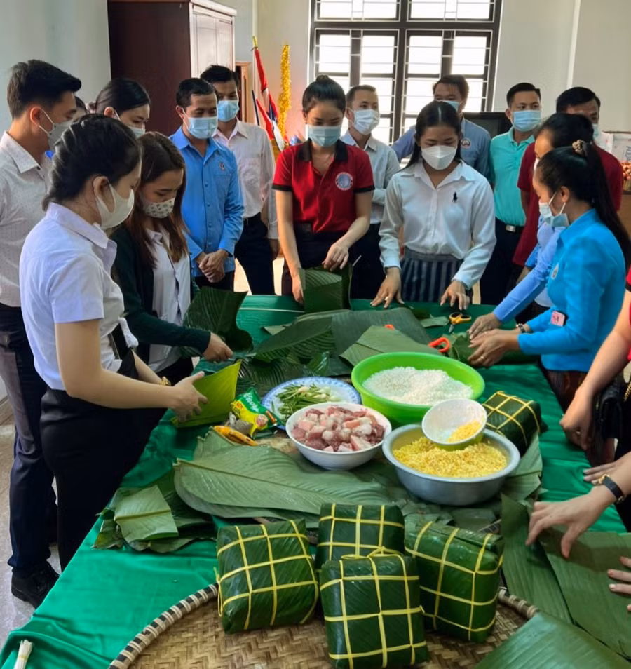 Các LHS Lào hào hứng khi được tham gia hội thi gói bánh chưng xanh.