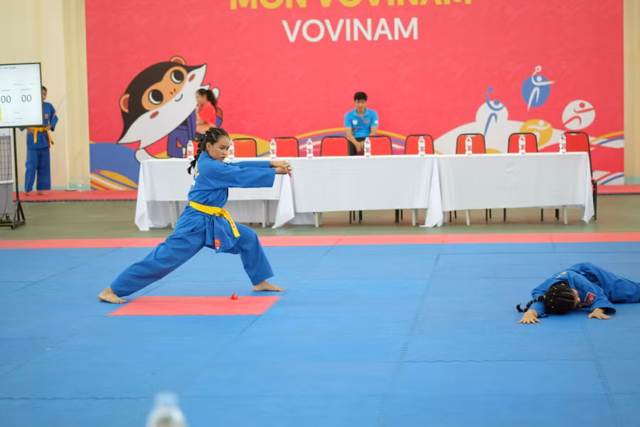 Đội Campuchia đạt số điểm 270 và đoạt tấm Huy chương Vàng môn Vovinam ở nội dung song luyện kiếm nữ.