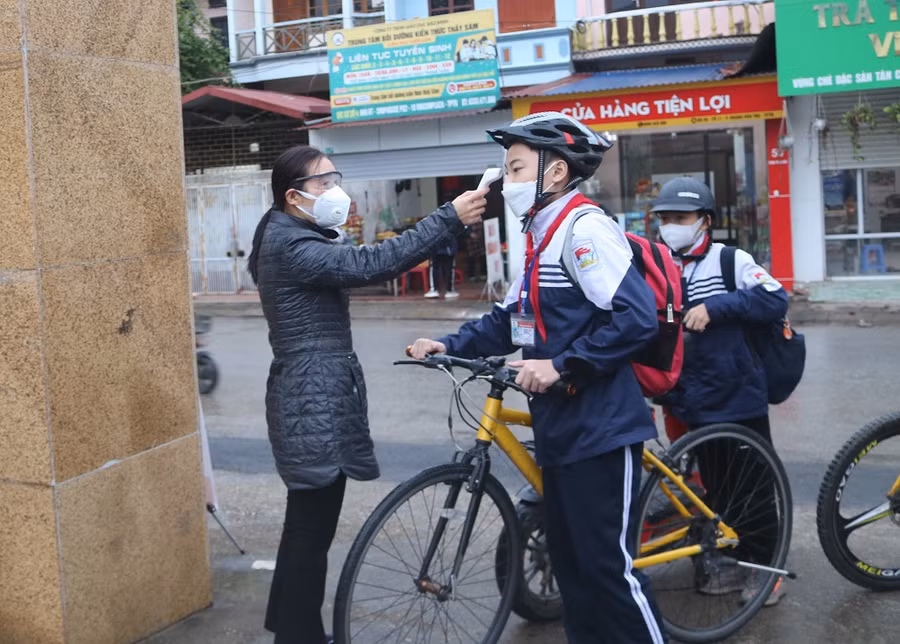 Trường THCS Nguyễn Du (TP Thái Nguyên) đón học sinh trở lại trường học tập trực tiếp, sáng 10/2