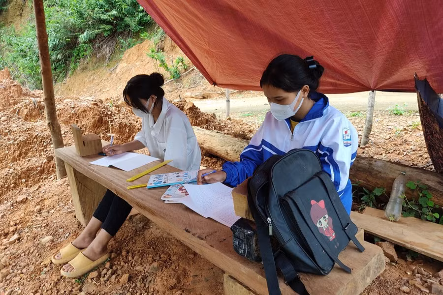 Hai em "hứng sóng" để học trực tuyến và chăm chỉ lắng nghe các bài giảng của thầy cô.
