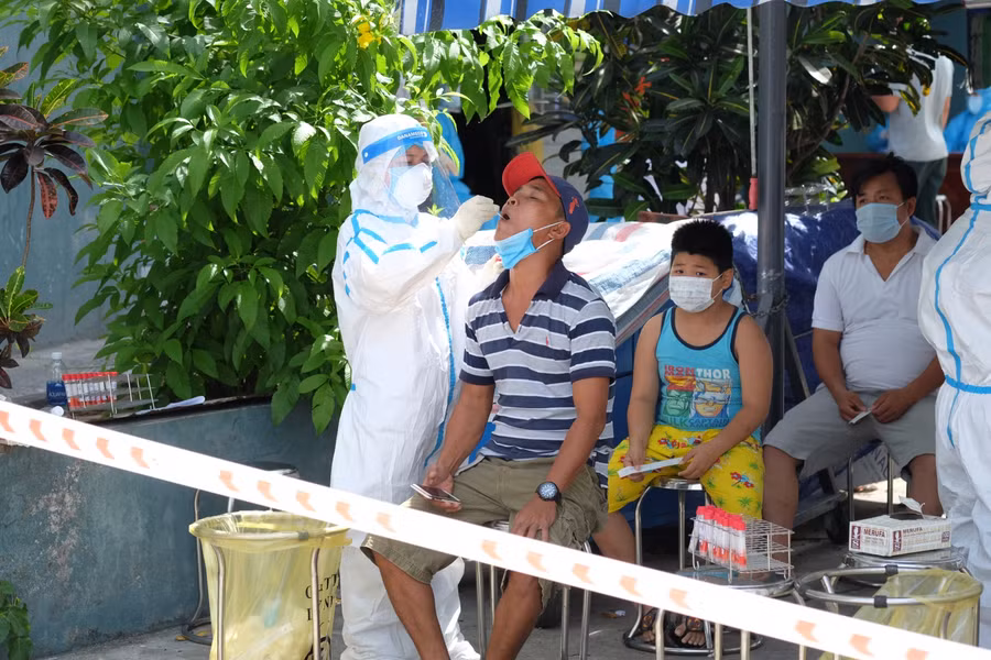 Lấy mẫu xét nghiệm COVID-19 cho người dân. 