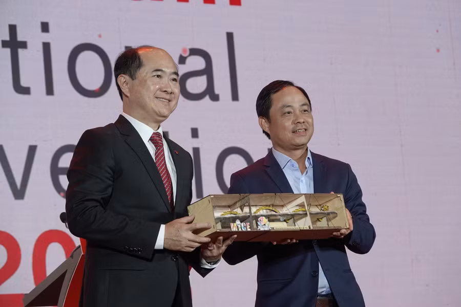 Ông Nguyễn Xuân Bình (bên phải) - Phó Giám đốc Sở Du lịch TP. Đà Nẵng tặng quà cho đại diện đoàn khách MICE.