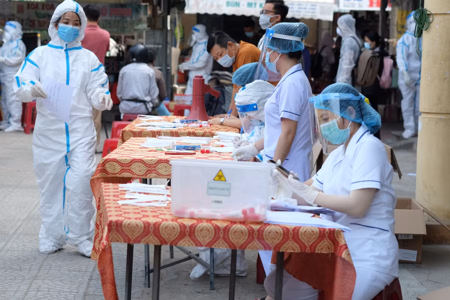 Nhân viên y tế đang chuẩn bị lấy mẫu xét nghiệm COVID-19 cho người dân.