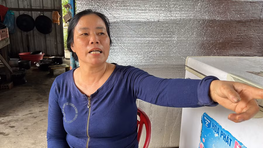 Bà Lệ kể lại lúc cứu người trong vụ tai nạn giữa xe khách và xe đầu kéo. Ảnh: Sáng Công.