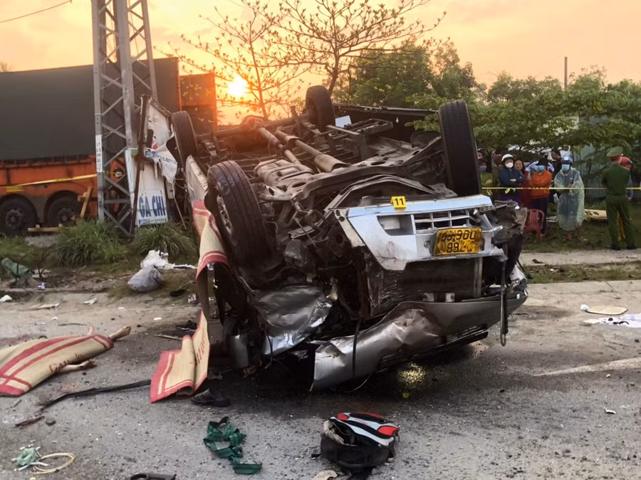 Hậu quả đã có 8 người đã tử vong, trong đó 6 người tử vong tại chỗ, 2 người tử vong tại bệnh viện và một số người còn lại bị thương. Ảnh: Công an Quảng Nam. Hậu quả đã có 8 người đã tử vong, trong đó 6 người tử vong tại chỗ, 2 người tử vong tại bệnh viện và một số người còn lại bị thương. Ảnh: Công an Quảng Nam.