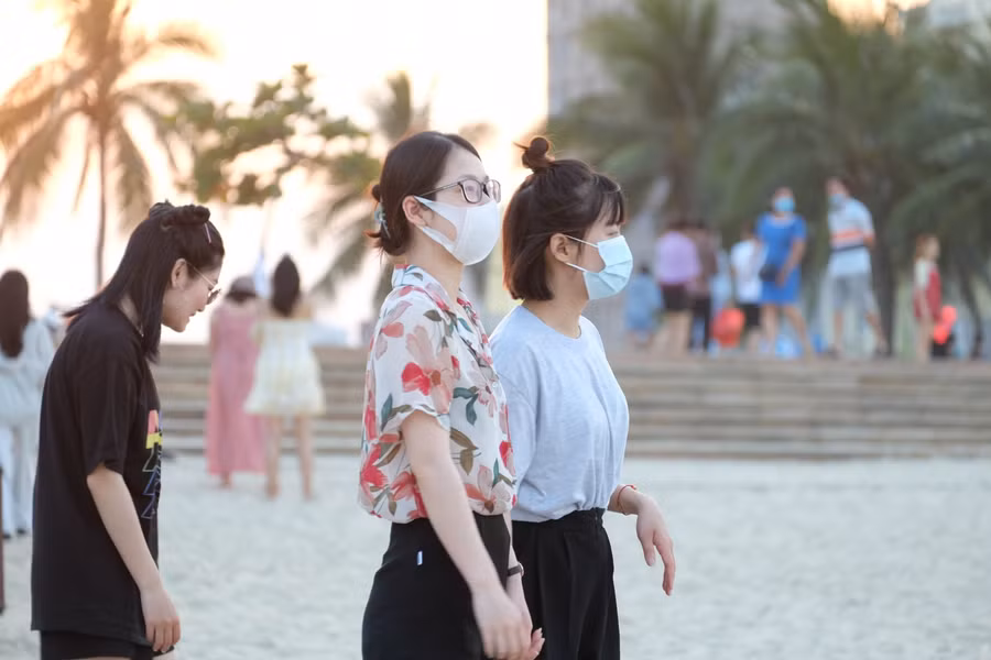 Cuối giờ chiều, lượng người đổ về càng đông.