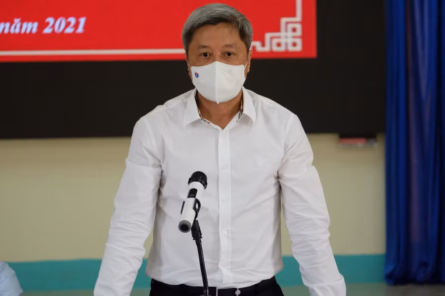Thứ trưởng Bộ Y tế Nguyễn Trường Sơn báo cáo tại buổi làm việc.