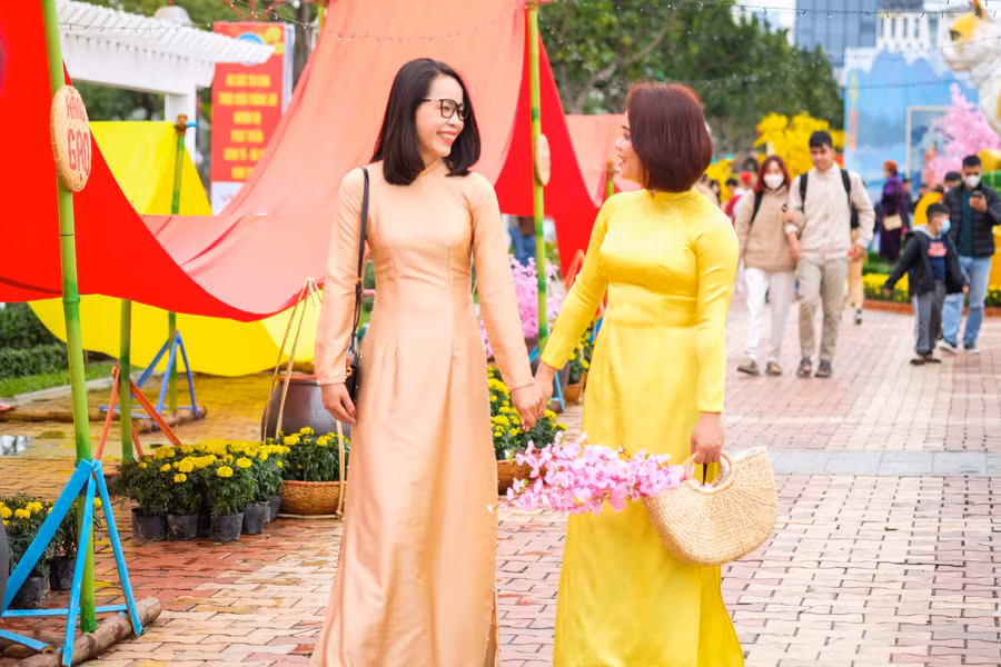 Chị em duyên dáng trong trang phục áo dài chụp ảnh tại đường hoa Xuân. Ảnh: Hoàng Vinh. Chị em duyên dáng trong trang phục áo dài chụp ảnh tại đường hoa Xuân. Ảnh: Hoàng Vinh.