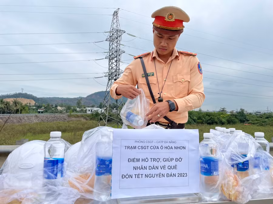Những chai nước suối và bánh mỳ ngọt được được lực lượng CSGT chuẩn bị sẵn để tặng người dân khi đi ngang qua địa bàn Đà Nẵng. Ảnh: Công an Đà Nẵng.