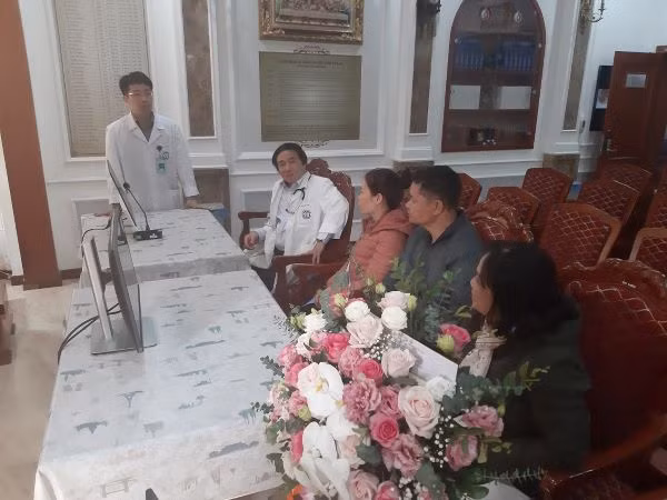 Gia đình bệnh nhân cảm ơn các bác sĩ bệnh viện (BVCC).