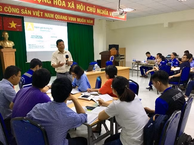 Thầy thuốc nhân dân, BS. Bạch Văn Cam – Chủ tịch Hội HSCC TP.HCM hướng dẫn tiếp cận ban đầu người bệnh theo ABCDE . (Ảnh: Sở Y tế TP.HCM) Thầy thuốc nhân dân, BS. Bạch Văn Cam – Chủ tịch Hội HSCC TP.HCM hướng dẫn tiếp cận ban đầu người bệnh theo ABCDE . (Ảnh: Sở Y tế TP.HCM)