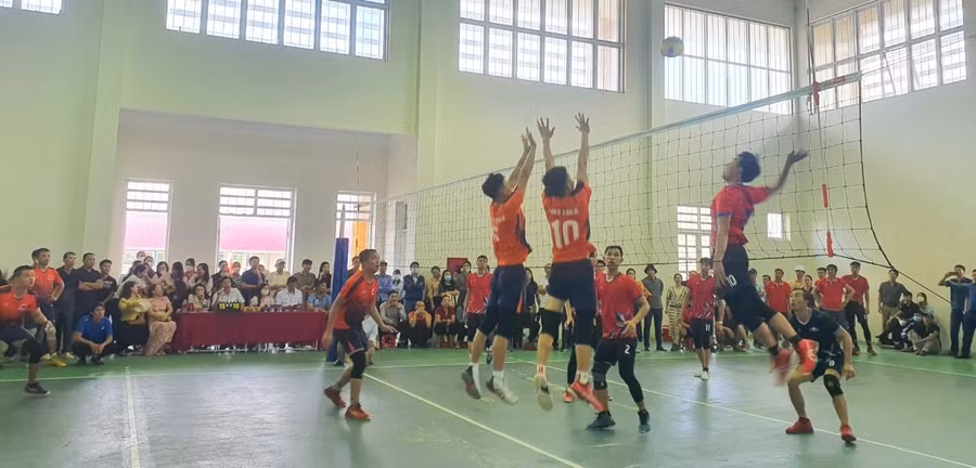 Nhiều trận đấu diễn ra hấp dẫn, rượt đuổi tỉ số kịch tính.