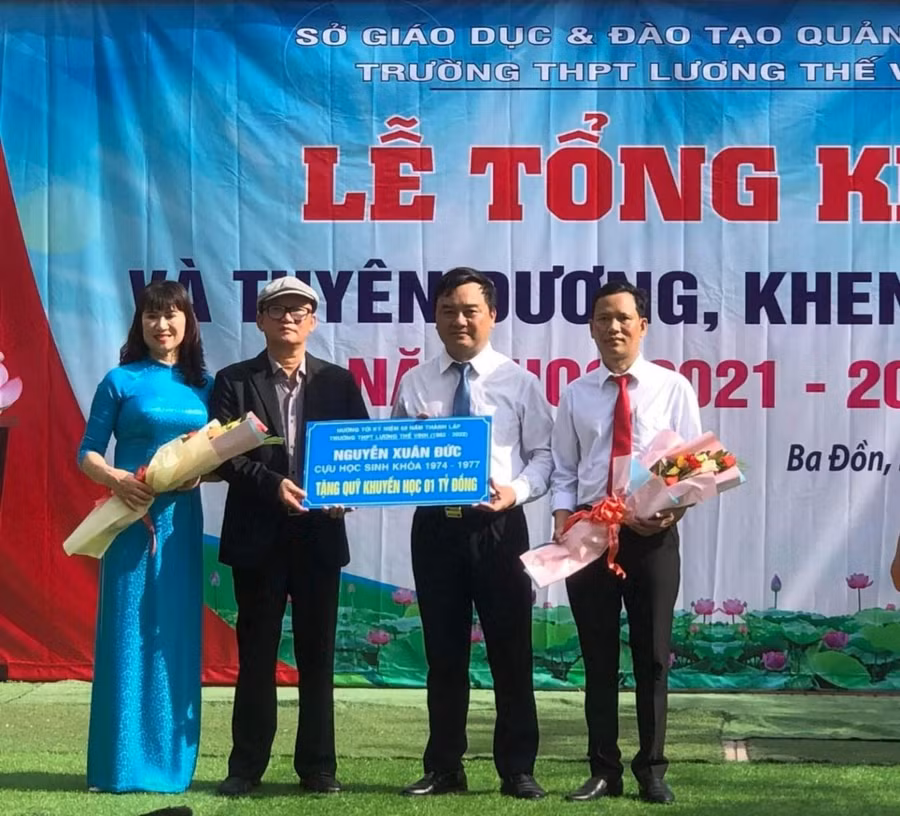 Anh Nguyễn Xuân Đức, cựu học sinh khoá 1974 - 1977 trao tặng quỹ Khuyến học trị giá 1 tỷ đồng cho Nhà trường.