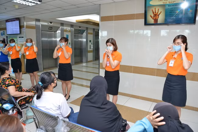 Nhân viên BV hướng dẫn cách đeo khẩu trang phòng bệnh đúng cách Nhân viên BV hướng dẫn cách đeo khẩu trang phòng bệnh đúng cách