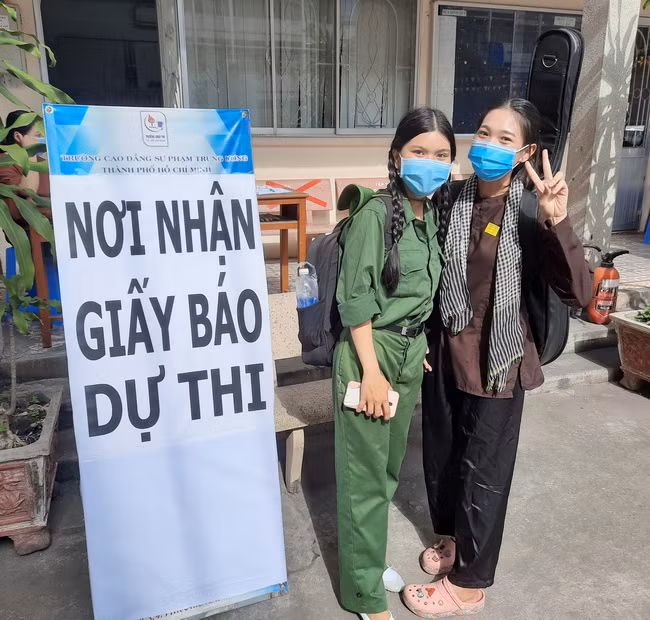 Thí sinh đến khu nhận giấy báo thi