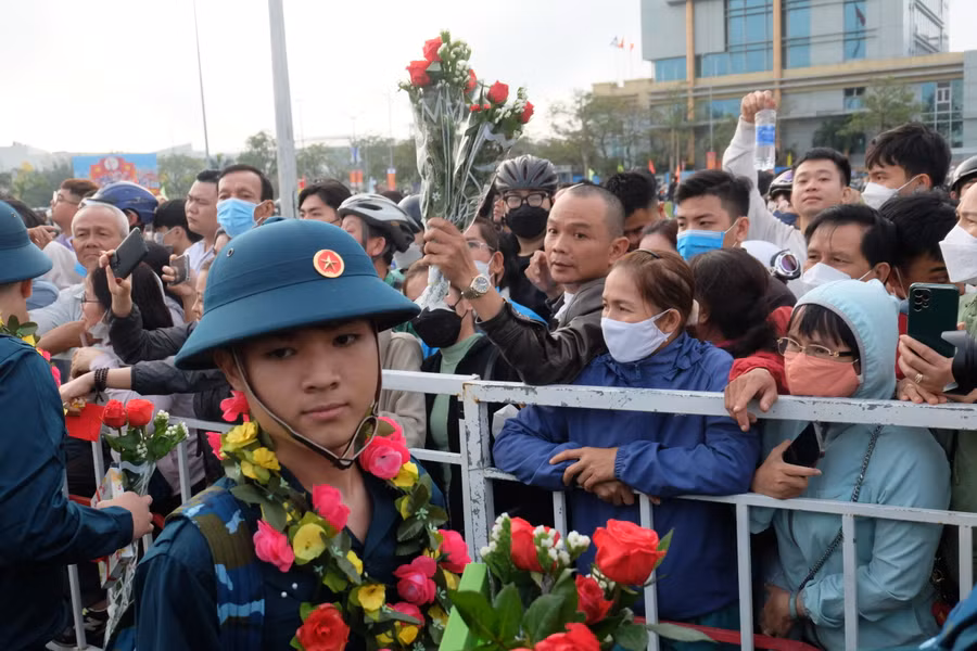 Người nhà tặng hoa cho tân binh khi lên đường nhập ngũ. Ảnh: Hoàng Vinh.