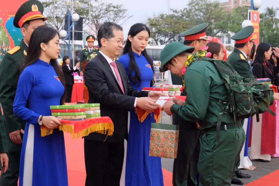 Ông Nguyễn Văn Quảng - Bí thư Thành ủy Đà Nẵng tặng quà cho các tân binh. Ảnh: Hoàng Vinh.