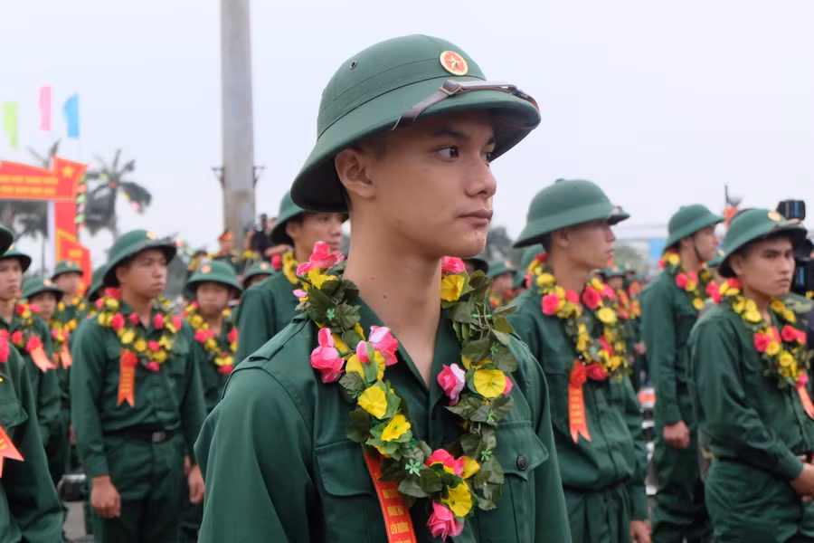 Tại điểm giao quân của quận Hải Châu, ngay từ sáng sớm, các phường đã đưa thanh niên nhập ngũ có mặt tại Lễ giao nhận quân. Sau khi nhận quân, các đơn vị tiến hành kiểm tra quân số, kiểm tra thông tin lần cuối trước khi đưa các tân binh lên xe trở về đơn vị. Ảnh: Hoàng Vinh.