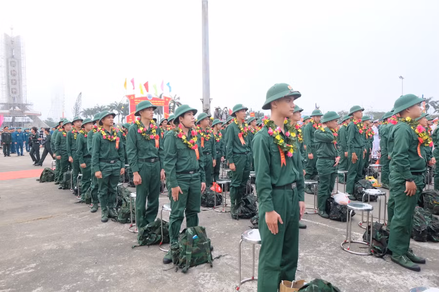 Bao gồm quận Hải Châu: 219 thanh niên, trong đó quân sự 166, công an: 53); quận Thanh Khê: 226 thanh niên (quân sự: 177, công an: 49); quận Sơn Trà: 179 thanh niên (quân sự: 137, công an: 42); quận Liên Chiểu: 179 thanh niên (quân sự: 140, công an: 39); quận Cẩm Lệ: 171 thanh niên (quân sự: 131, công an: 40); quận Ngũ Hành Sơn: 106 thanh niên (quân sự: 81, công an: 25) và huyện Hòa Vang: 225 thanh niên (quân sự: 180, công an: 45). Ảnh: Hoàng Vinh.