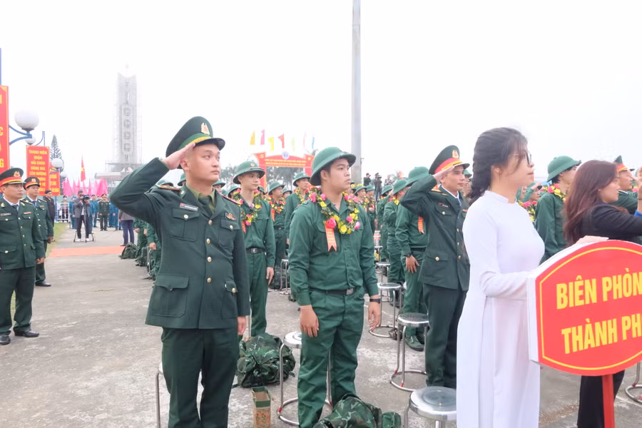 Sáng 8/2, TP. Đà Nẵng đã bắt đầu tổ chức lễ giao quân năm 2023. Năm 2023, TP. Đà Nẵng có 1.308 thanh niên của 7 quận, huyện trên địa bàn thành phố lên đường nhập ngũ. Cụ thể, 1.012 thanh niên (có 12 nữ) thực hiện nghĩa vụ quân sự và 296 thanh niên (có 1 nữ) nhập ngũ phục vụ có thời hạn trong lực lượng công an. Ảnh: Hoàng Vinh.