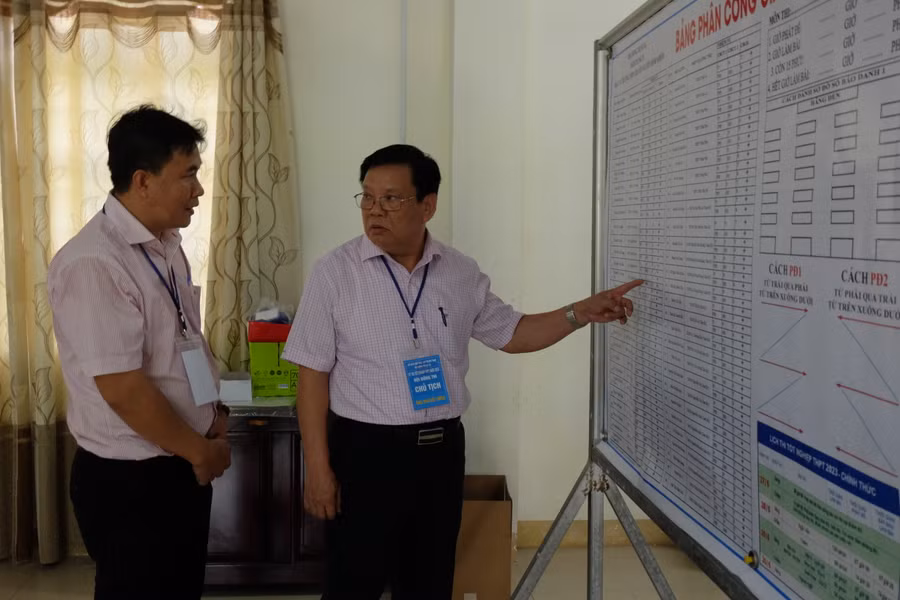 Ông Thái Viết Tường (bên phải) - Giám đốc Sở GD&amp;ĐT tỉnh Quảng Nam kiểm tra tại Kỳ thi tốt nghiệp THPT năm 2023 tại Trường THPT chuyên Nguyễn Bỉnh Khiêm. Ảnh: Hoàng Vinh.