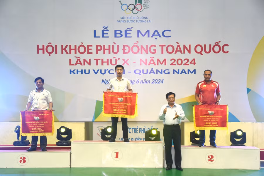 Ông Thái Viết Tường - Giám đốc Sở GD&amp;ĐT tỉnh Quảng Nam trao cờ cho các đơn vị.