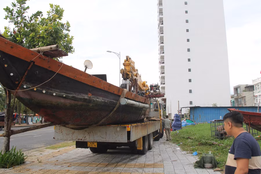 Thuyền thúng được đưa lên bờ để tránh bão Noru. Thuyền thúng được đưa lên bờ để tránh bão Noru.