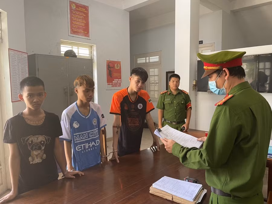 Công an tống đạt quyết định bắt tạm giam 3 đối tượng để điều tra về hành vi giết người. Ảnh: Công an quận Hải Châu. 