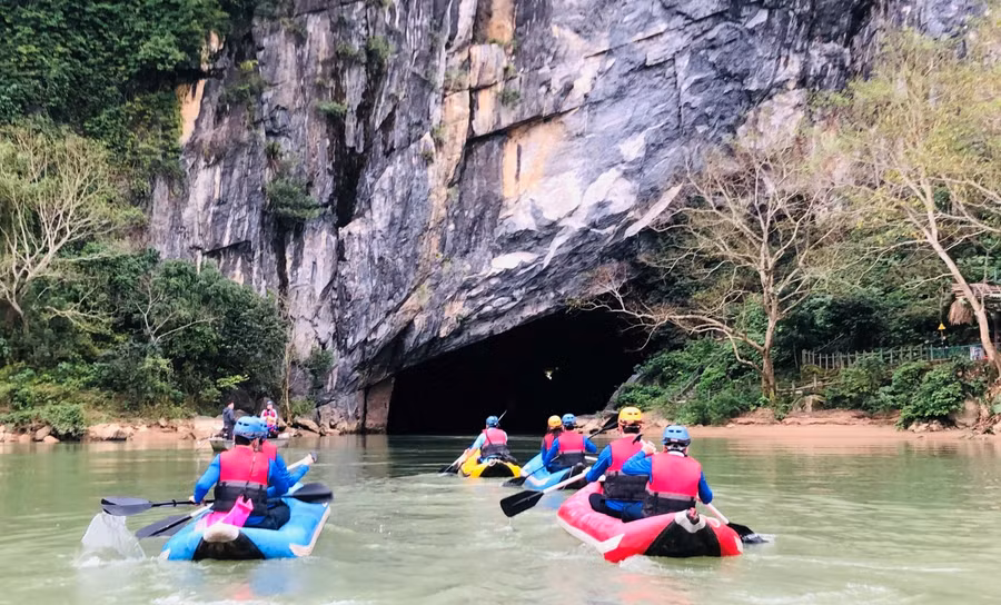 Du khách trở thành các nhà thám hiểm hang động tự mình chèo thuyền kayak khoảng 2000m và soi đèn khám phá những góc nhỏ trong bóng tối của hang động rộng lớn.