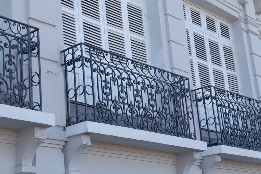 Các lan can phía trong tòa nhà cũng được giữ nguyên. Ảnh: Hoàng Vinh.