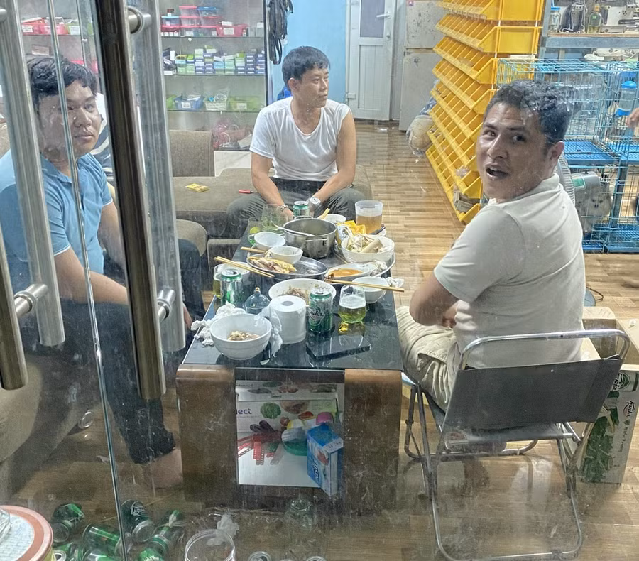Cơ quan chức năng bắt quả tang và xử phạt đối với 3 thanh niên về hành vi tụ tập ăn nhậu, vi phạm quy định về phòng chống dịch Covid-19
