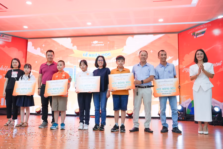 FPT Schools Đà Nẵng trao Học bổng toàn cấp học 2023-2027 cho học sinh lớp 6. Ảnh: Trường TH&THCS FPT Đà Nẵng. FPT Schools Đà Nẵng trao Học bổng toàn cấp học 2023-2027 cho học sinh lớp 6. Ảnh: Trường TH&THCS FPT Đà Nẵng.