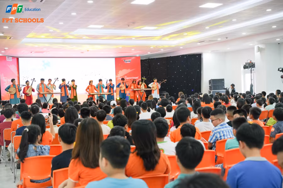 Các em học sinh chăm chú theo dõi chương trình. Trường TH&THCS FPT Đà Nẵng. Các em học sinh chăm chú theo dõi chương trình. Trường TH&THCS FPT Đà Nẵng.