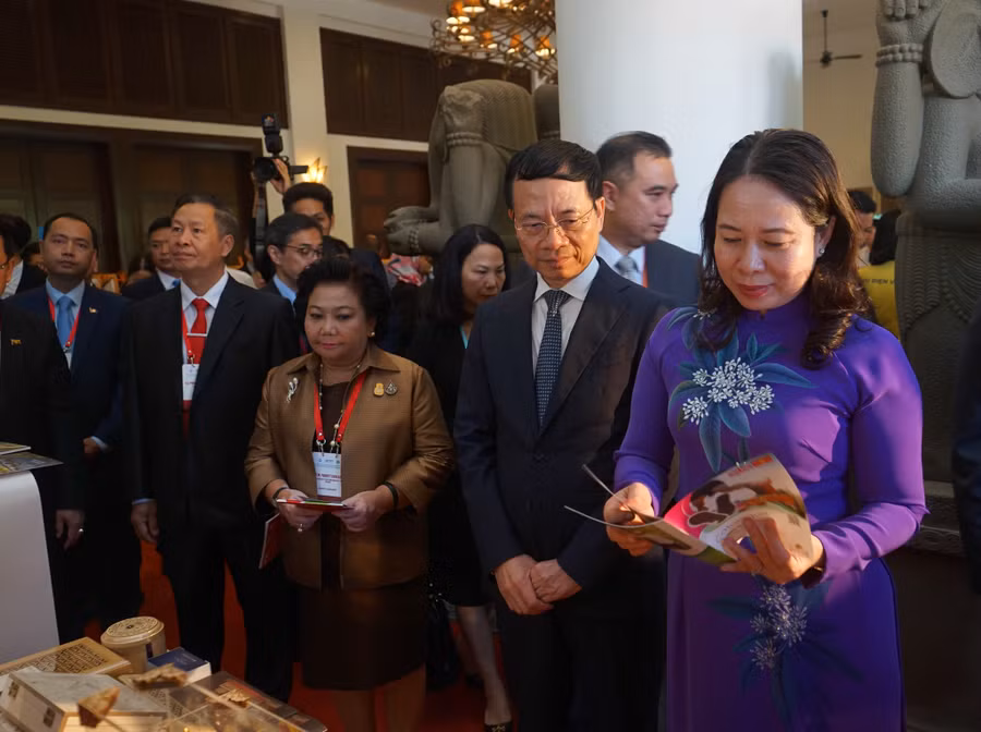 Phó Chủ tịch nước Võ Thị Ánh Xuân (bìa phải) cùng các đại biểu tham gia hoạt động tại sự kiện. Ảnh: BTC.