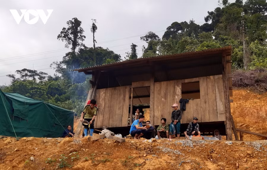 Vụ sạt lở đất kinh hoàng ở Trà Leng: Lập làng, làm nhà mới cho dân mất nhà ảnh 4 Vụ sạt lở đất kinh hoàng ở Trà Leng: Lập làng, làm nhà mới cho dân mất nhà ảnh 4