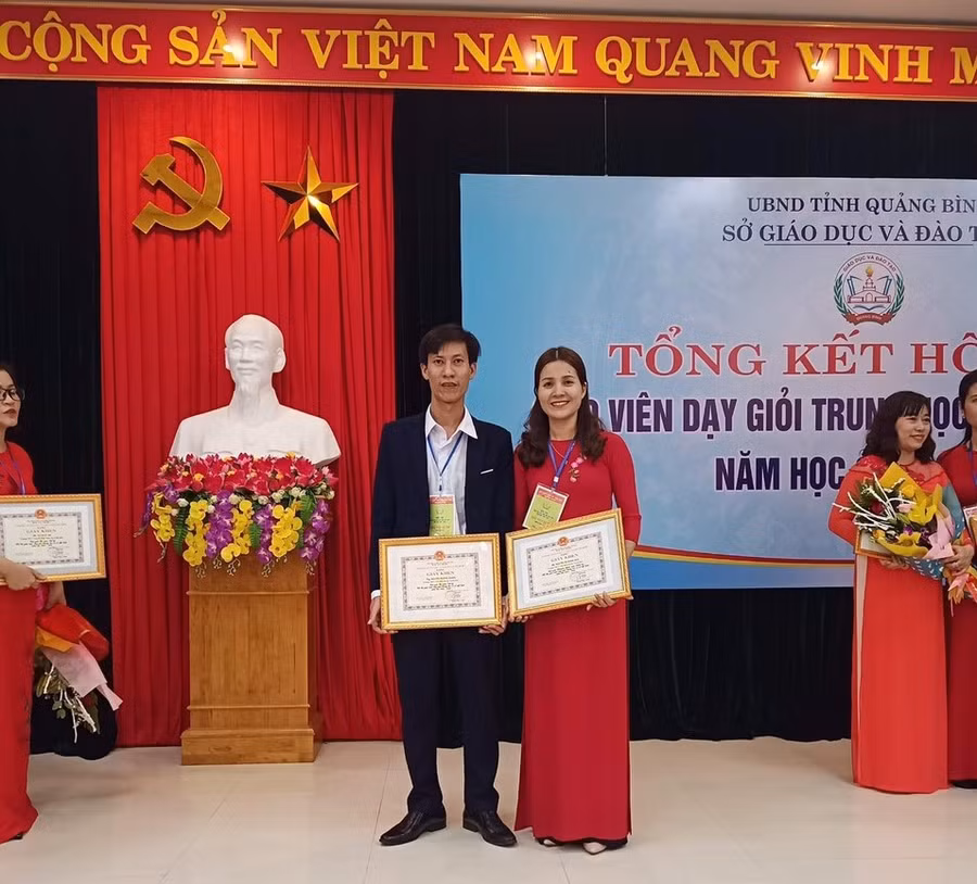 Trong các cuộc thi dành cho giáo viên, thầy Giang luôn đạt nhiều thành tích cao. Ảnh: NVCC