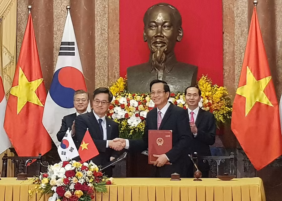 Bộ trưởng Đào Ngọc Dung và ngài Dong Yeon Kim, Phó Thủ tướng kiêm Bộ trưởng Bộ Chiến lược và Tài chính Hàn Quốc ký Bản ghi nhớ dưới sự chứng kiến của Chủ tịch nước Trần Đại Quang và Tổng thống Hàn QuốcMun Che In 